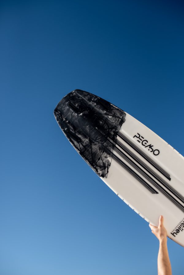 the bottom tail of a strapless freestyle kite board